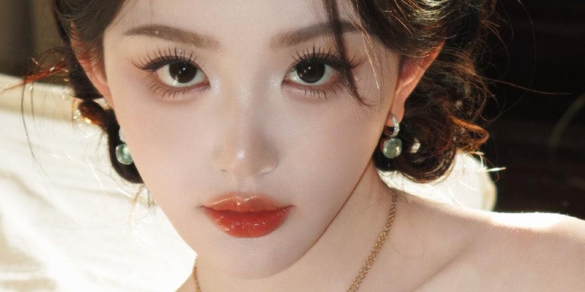 孔雪儿晒九宫格美照，优雅礼服配珠宝尽显迷人气质